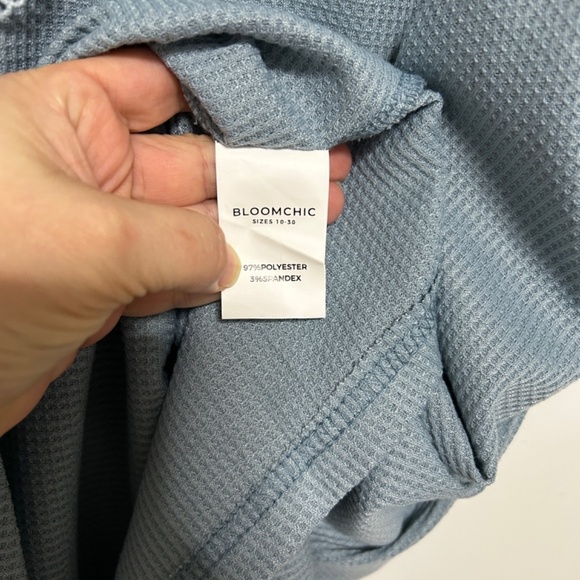 Bloom chic Plus Size 22-24 Waffle Knit Blue Top V Neck Lace Flowy lightweight - Picture 4 of 9